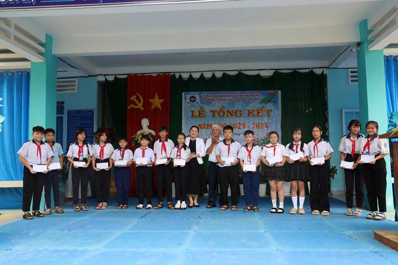 Trao_Hoc_Bong_Thao_Sang_Uoc_Mo_1.jpg